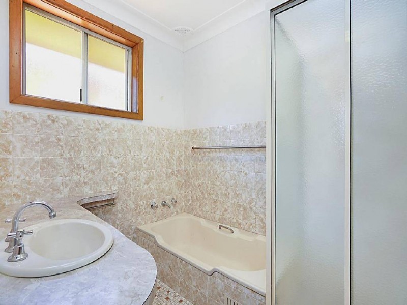 9 Chamberlain Road, Wyoming NSW 2250