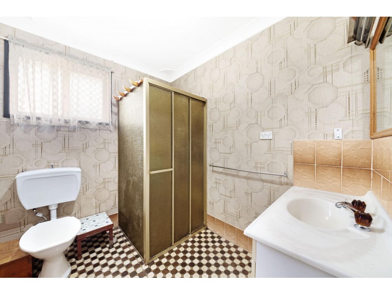 7/4 Kalawarra Road, Wyoming NSW 2250