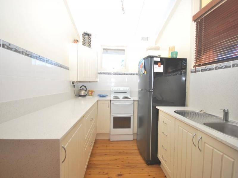 8 Chamberlain Road, Wyoming NSW 2250