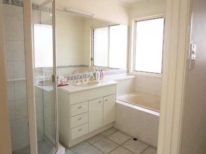 18 Kalowendha Av, Pelican Waters QLD 4551