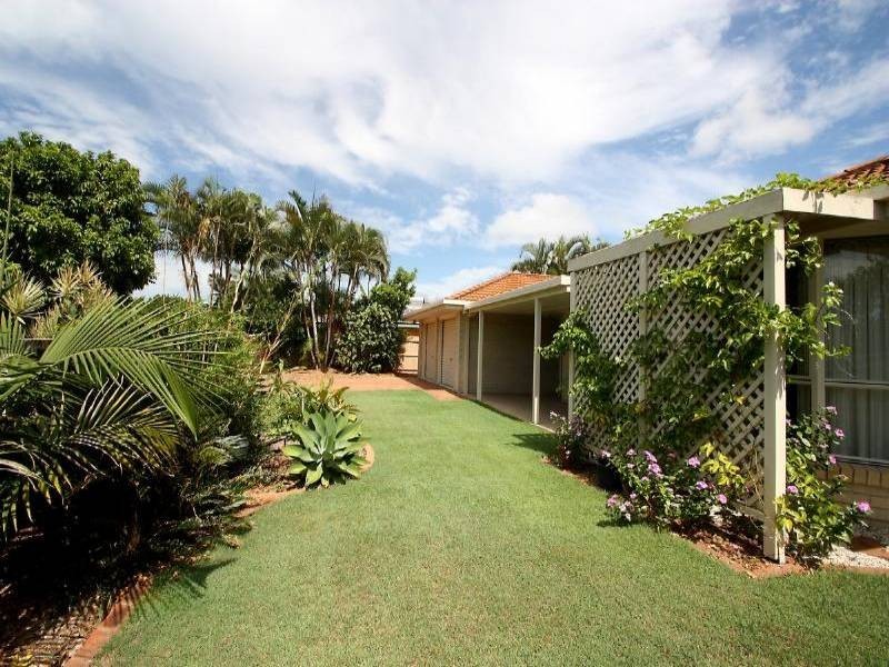 18 Kalowendha Av, Pelican Waters QLD 4551