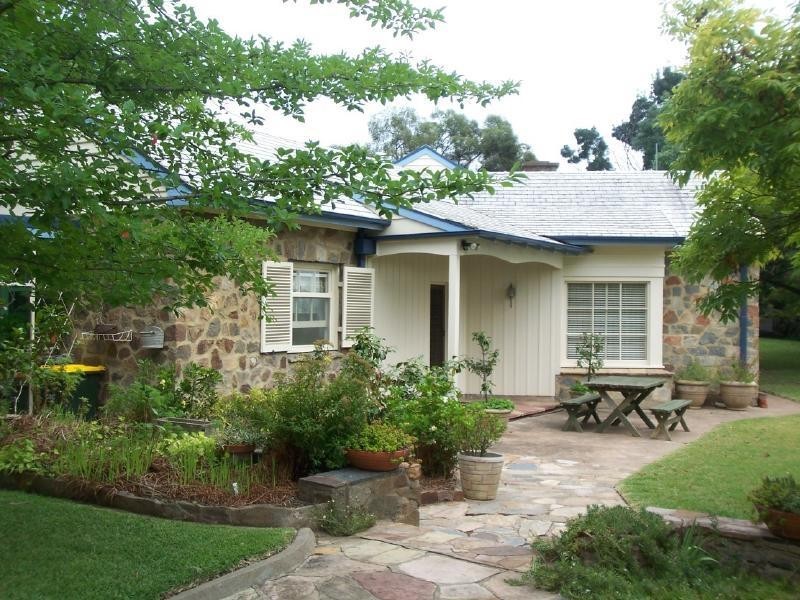 10 RICHARDS STREET, Cootamundra NSW 2590