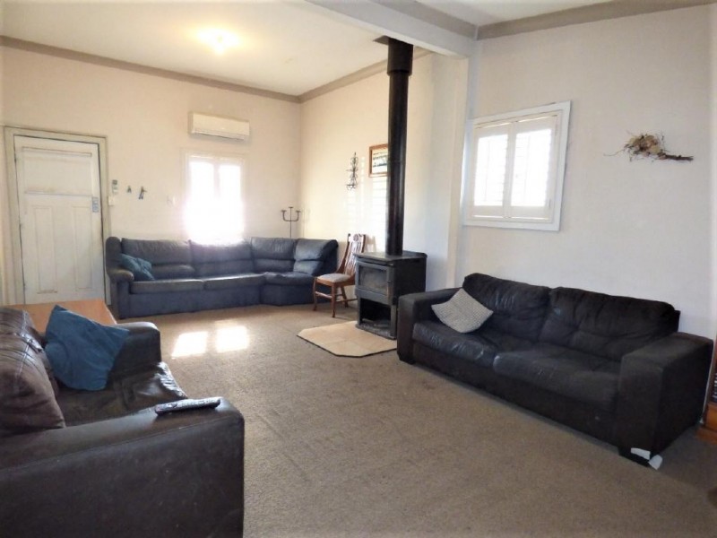 8  Warren Street, Cootamundra NSW 2590