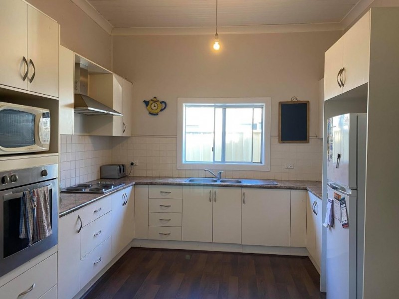 8  Warren Street, Cootamundra NSW 2590