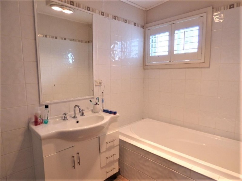 8  Warren Street, Cootamundra NSW 2590