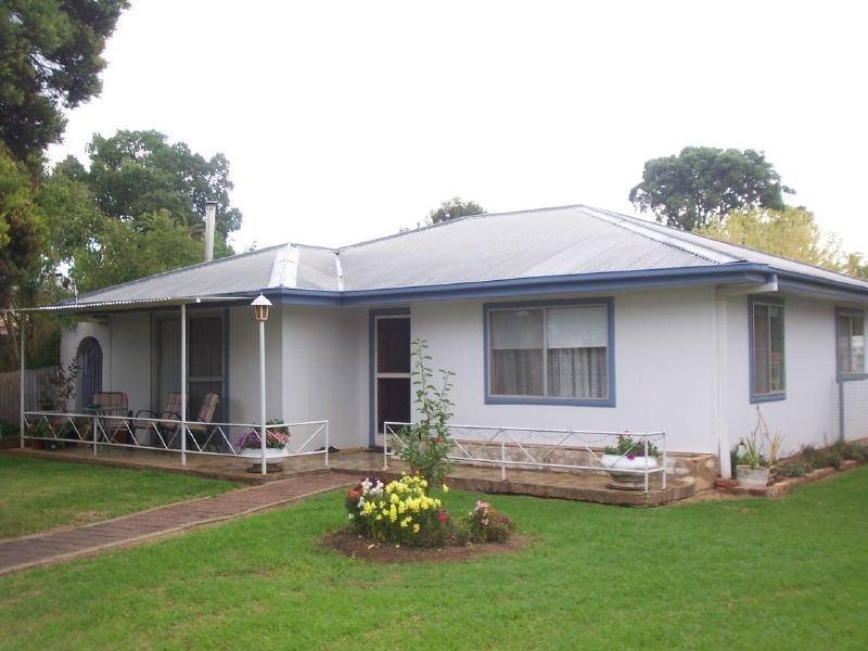 103 Berthong Street, Cootamundra NSW 2590