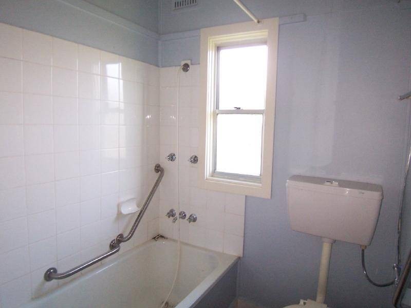 4 Bullecourt Street, Cootamundra NSW 2590