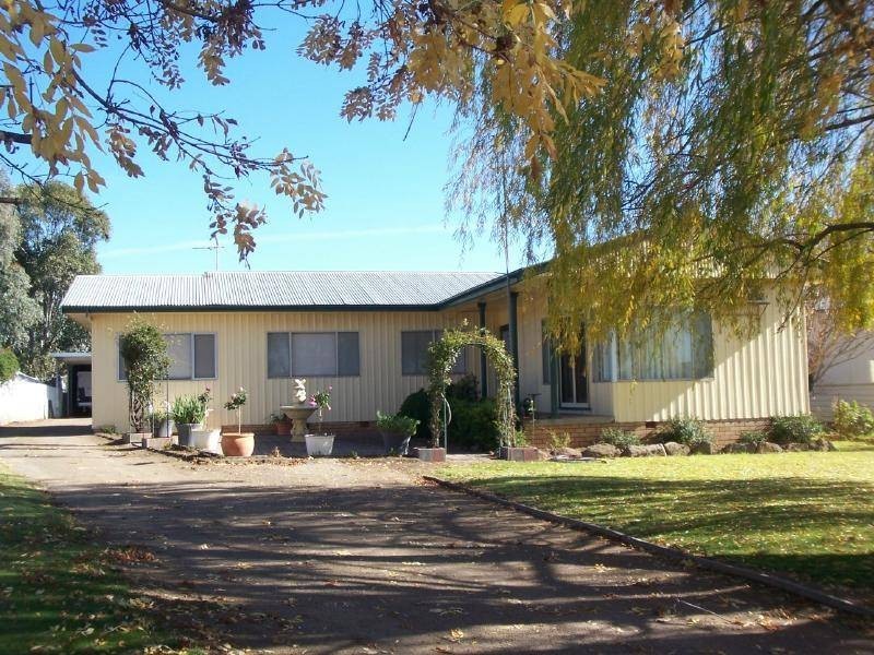 4 George Street, Cootamundra NSW 2590