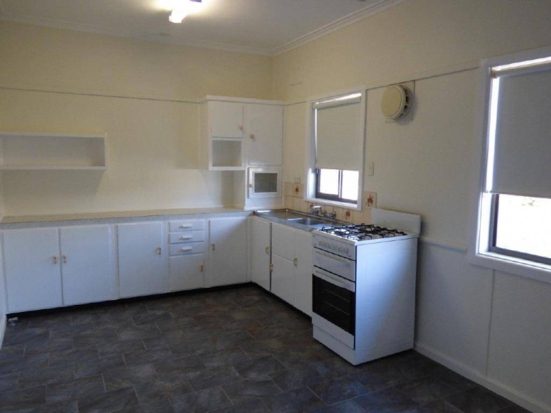2 Bullecourt Street, Cootamundra NSW 2590