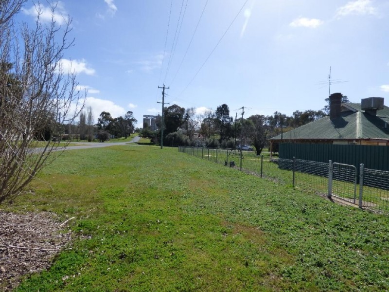 13 Queen Street, Wallendbeen NSW 2588