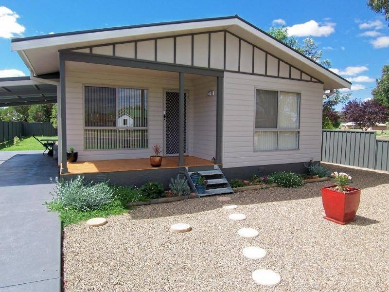2 JUBILEE AVENUE, Cootamundra NSW 2590