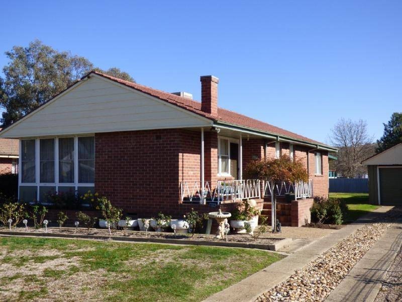 37 Ursula Street, Cootamundra NSW 2590