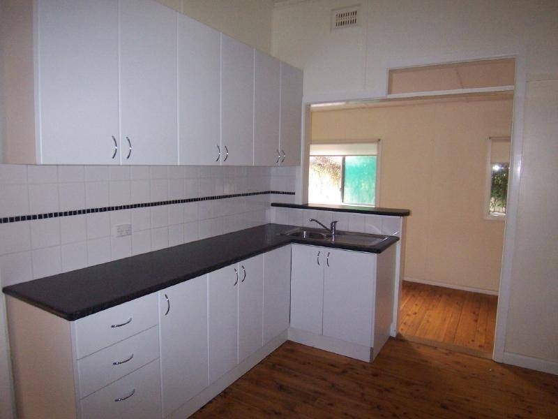 82 Adams Street, Cootamundra NSW 2590