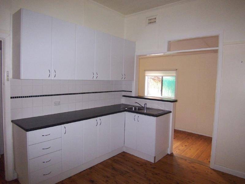 82 Adams Street, Cootamundra NSW 2590