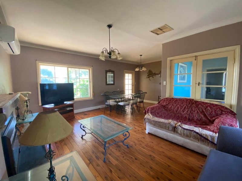 77 Crown Street, Cootamundra NSW 2590