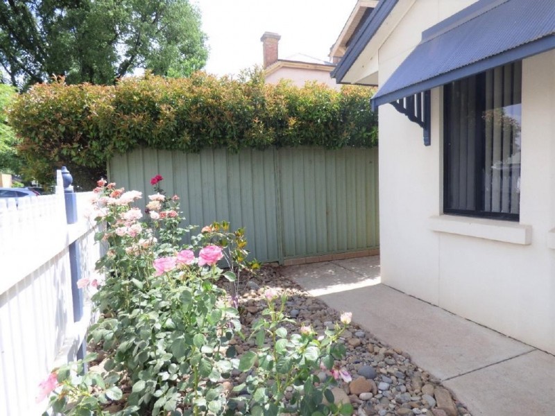 2/27 Cooper Street, Cootamundra NSW 2590