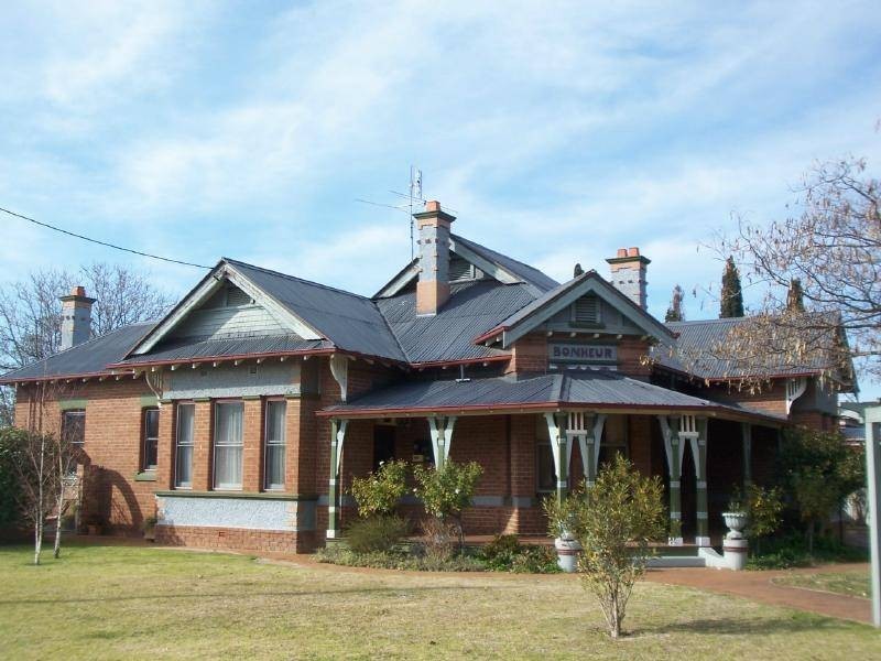 7 Adams Street, Cootamundra NSW 2590
