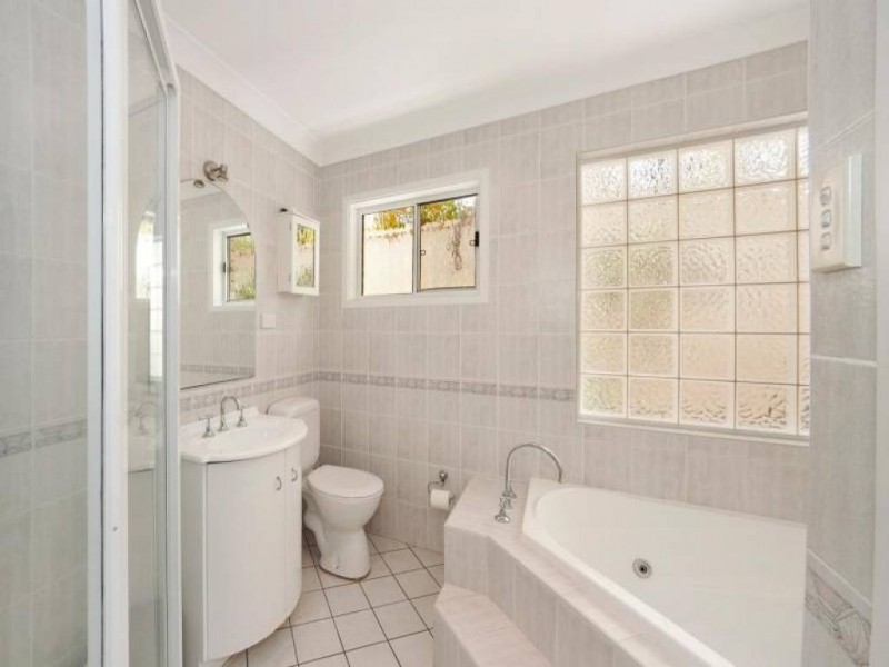 No 3 Gordon Avenue, Summerland Point NSW 2259