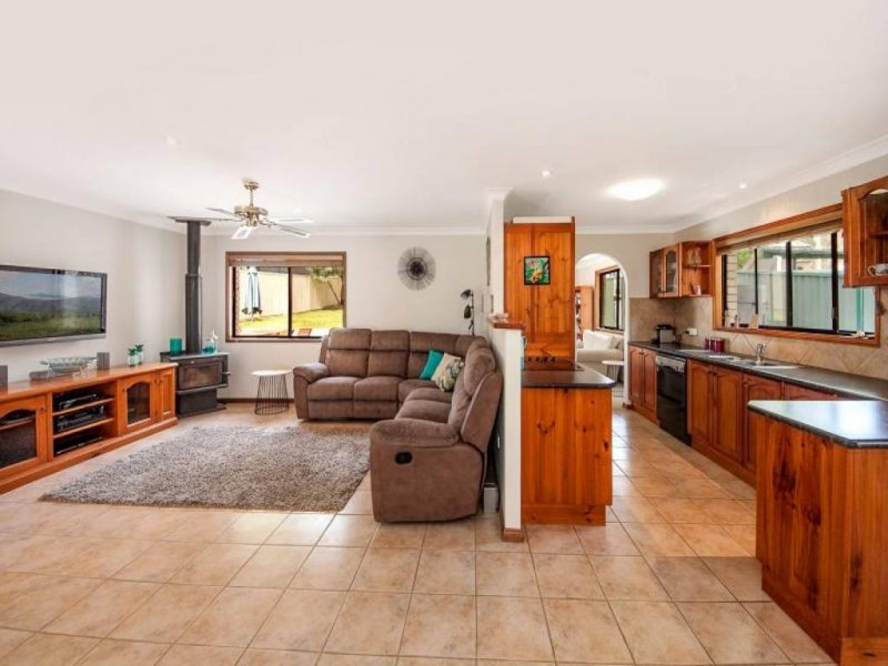 No 3 Gordon Avenue, Summerland Point NSW 2259