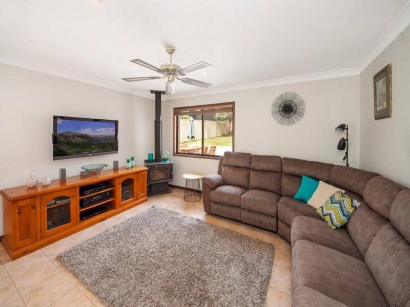 No 3 Gordon Avenue, Summerland Point NSW 2259