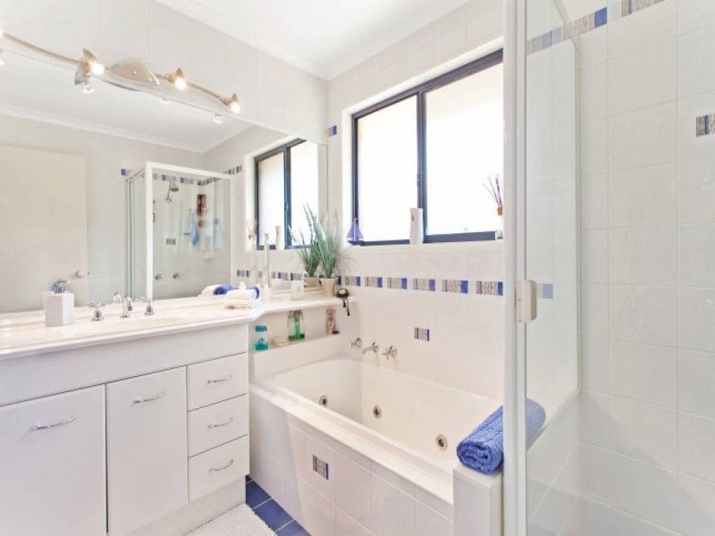 No 13 Mariner Cl, Summerland Point NSW 2259