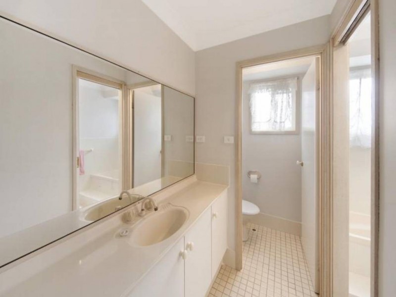 17 Yeramba Rd, Summerland Point NSW 2259