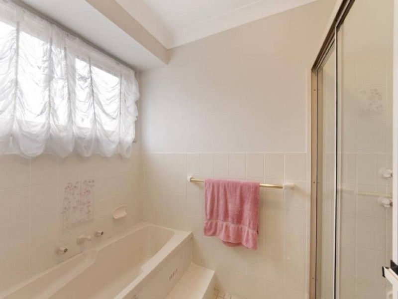 17 Yeramba Rd, Summerland Point NSW 2259