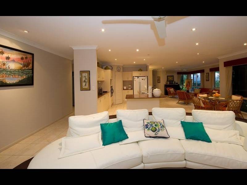 4a Leoni Close, Mooroobool QLD 4870