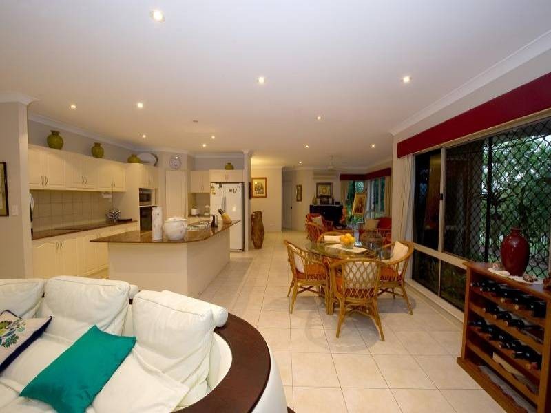 4a Leoni Close, Mooroobool QLD 4870