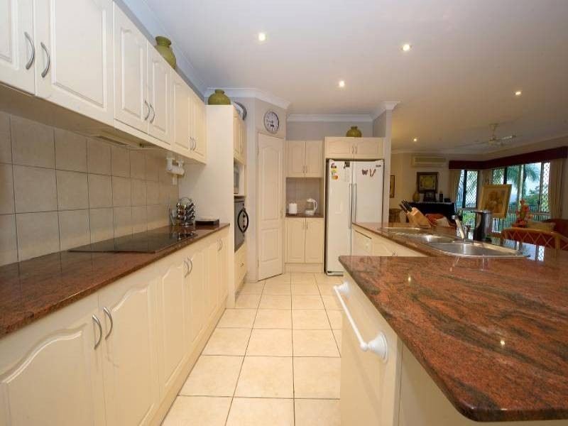 4a Leoni Close, Mooroobool QLD 4870