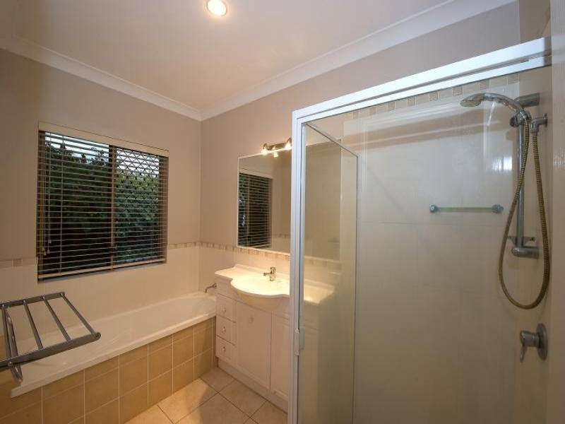 4a Leoni Close, Mooroobool QLD 4870