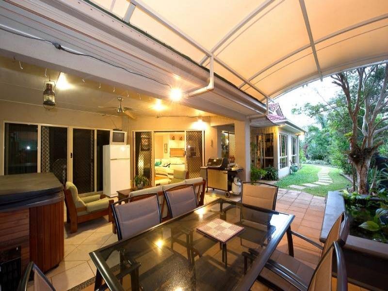 4a Leoni Close, Mooroobool QLD 4870