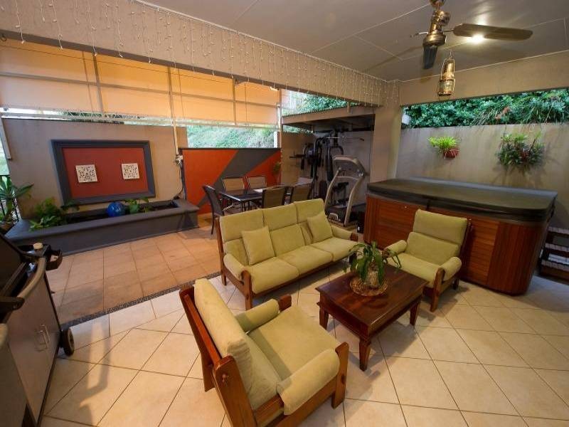 4a Leoni Close, Mooroobool QLD 4870