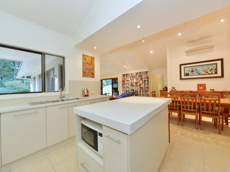 64 Hutchinson, Whitfield QLD 4870