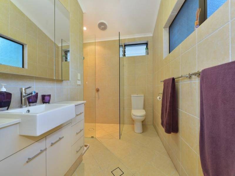 64 Hutchinson, Whitfield QLD 4870