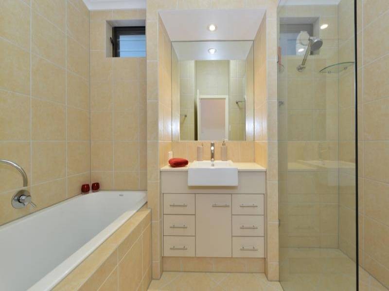 64 Hutchinson, Whitfield QLD 4870