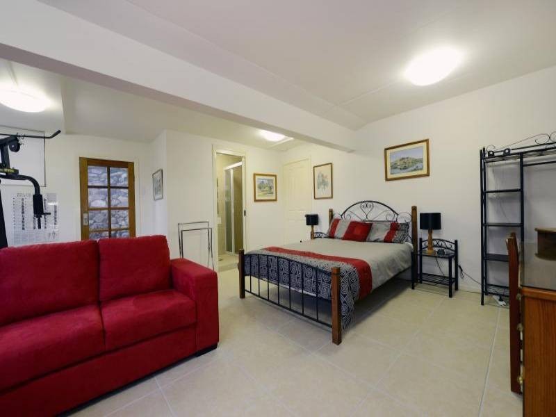 64 Hutchinson, Whitfield QLD 4870