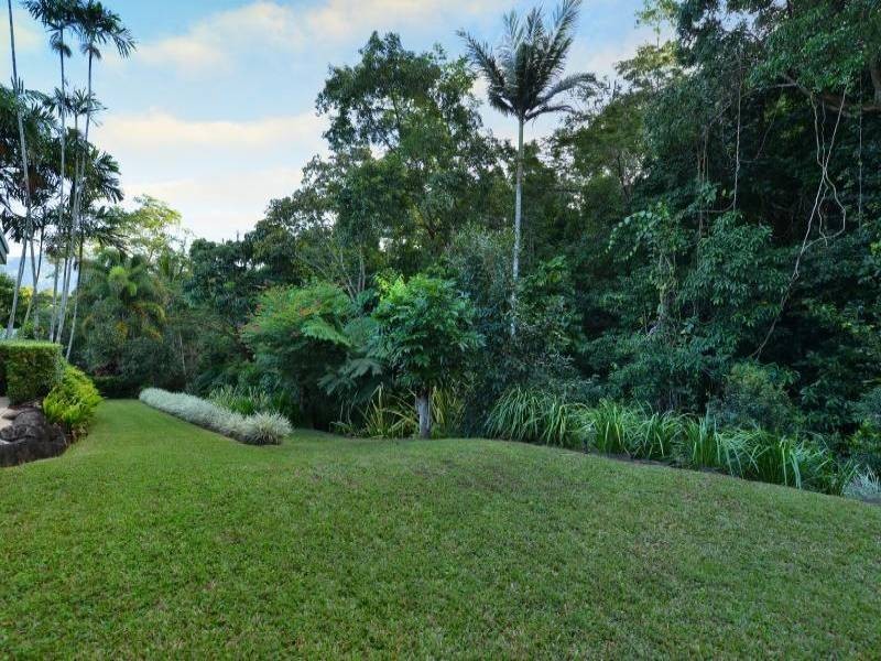 64 Hutchinson, Whitfield QLD 4870