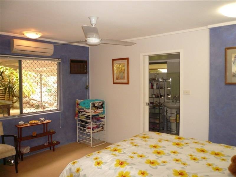 24 Sommerville Crescent, Whitfield QLD 4870
