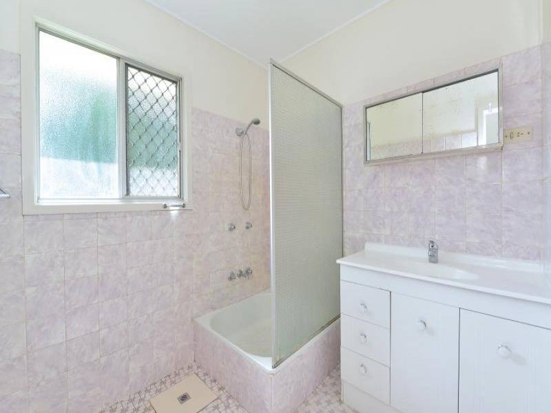 14 Dann St, Mooroobool QLD 4870