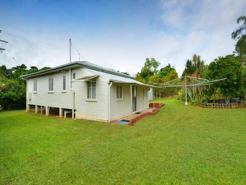 201 Harvey Rd, Redlynch QLD 4870