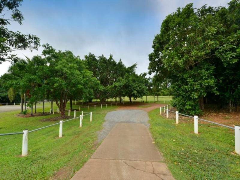 201 Harvey Rd, Redlynch QLD 4870