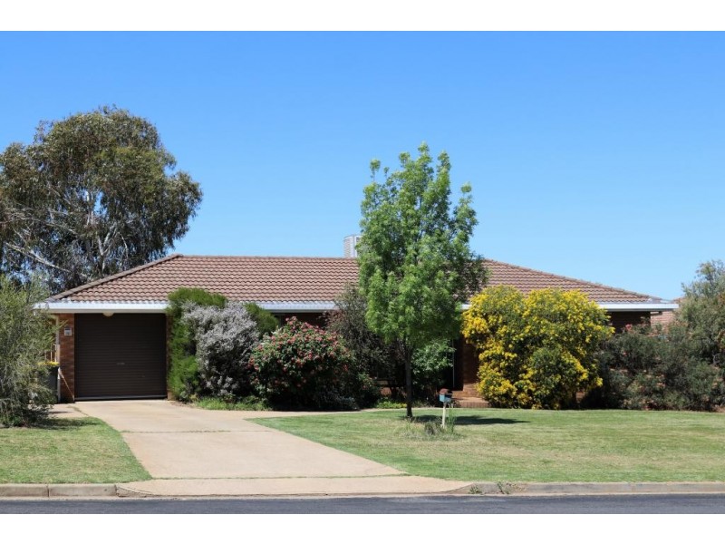 73 Fontenoy Street, Young NSW 2594