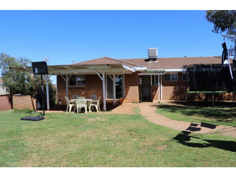 73 Fontenoy Street, Young NSW 2594
