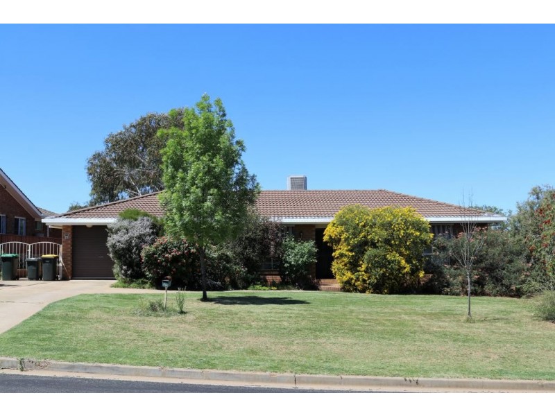 73 Fontenoy Street, Young NSW 2594