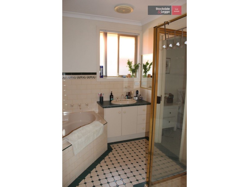 2/6 Lochmaben Court, Greenvale VIC 3059