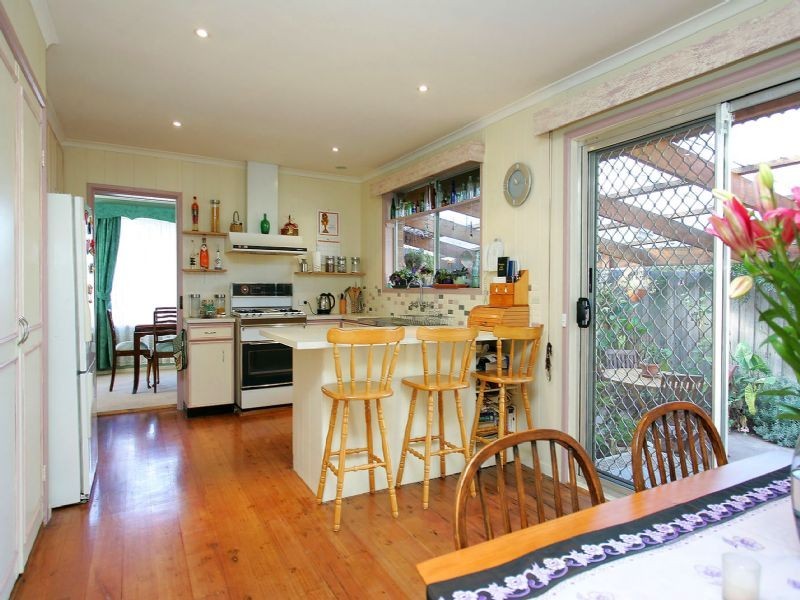 8 Milton Place, Gladstone Park VIC 3043