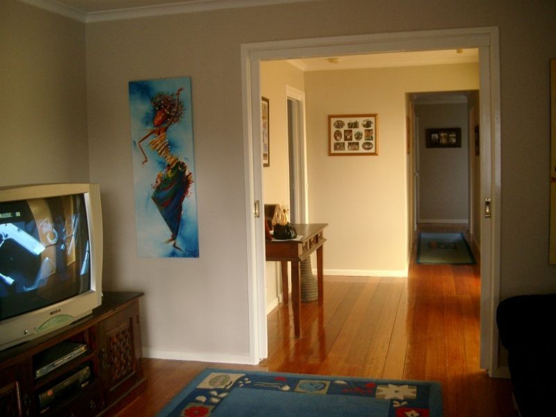 5 Neath Close, Gladstone Park VIC 3043