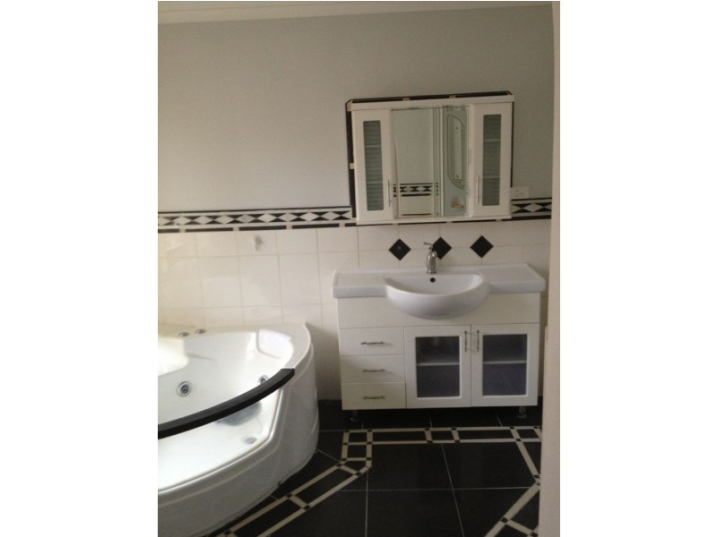76 Lenoak Street, Gladstone Park VIC 3043