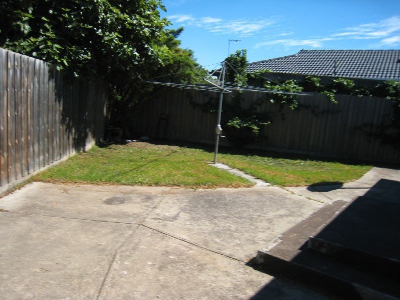 8 Samara Grove, Gladstone Park VIC 3043